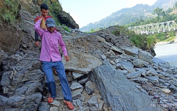 बाढीले बाटो भत्काउँदा बैतडीको हरिनगर बजार पुग्न समस्या